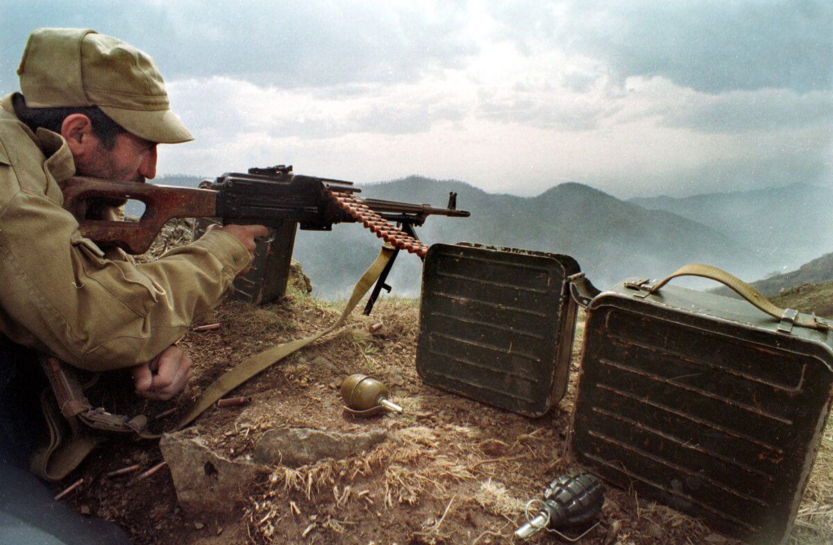 Dağlık Karabağ, 1991-1994 yıllarında 30 bin kişinin ölümüyle sonuçlanan savaşla Azerbaycan’dan ayrıldı. (AFP/Alexander Nemenov)
