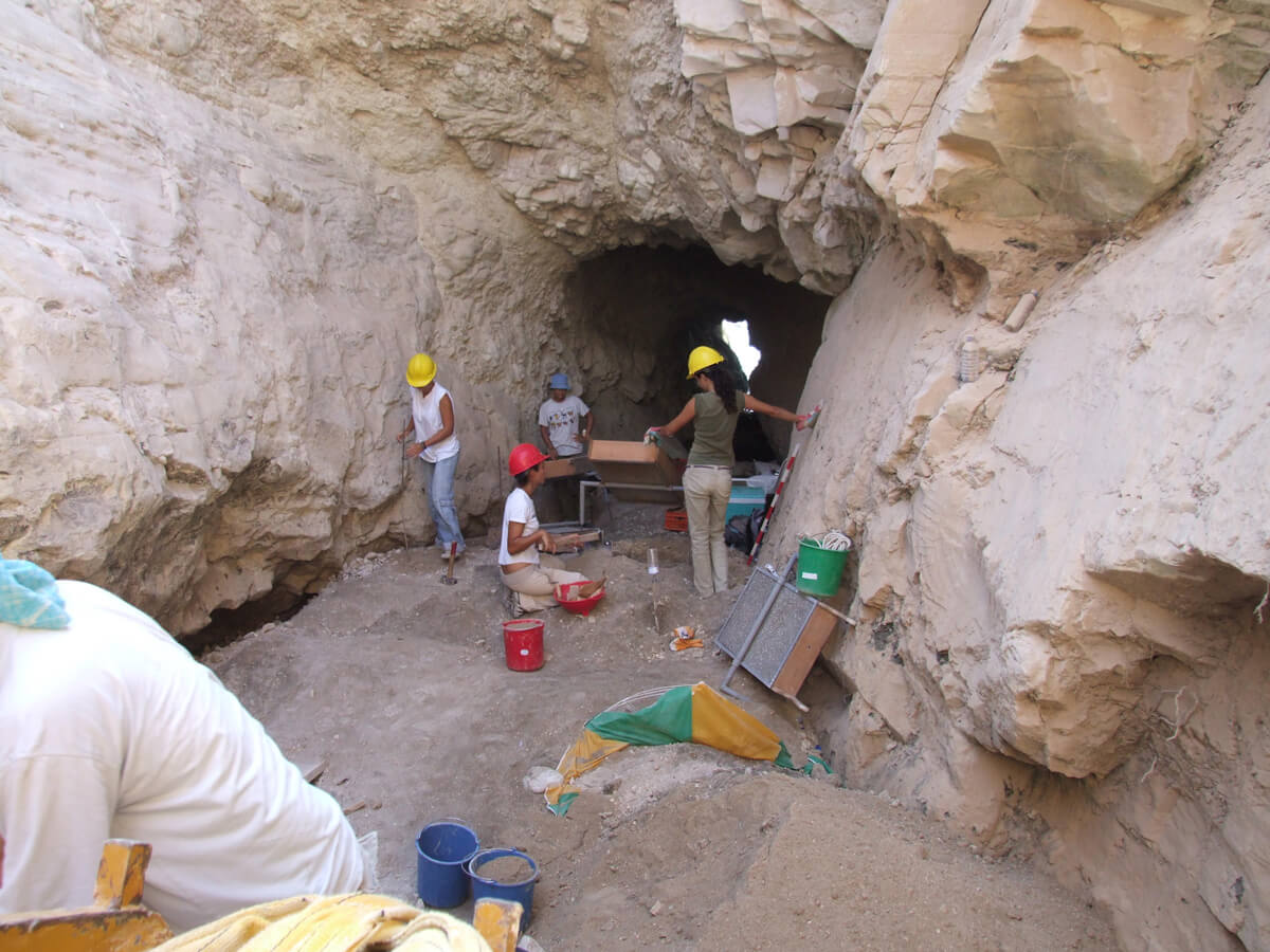 Kıbrıs’ta insan kemiği buluntuları için yapılan kazı. (CMP)