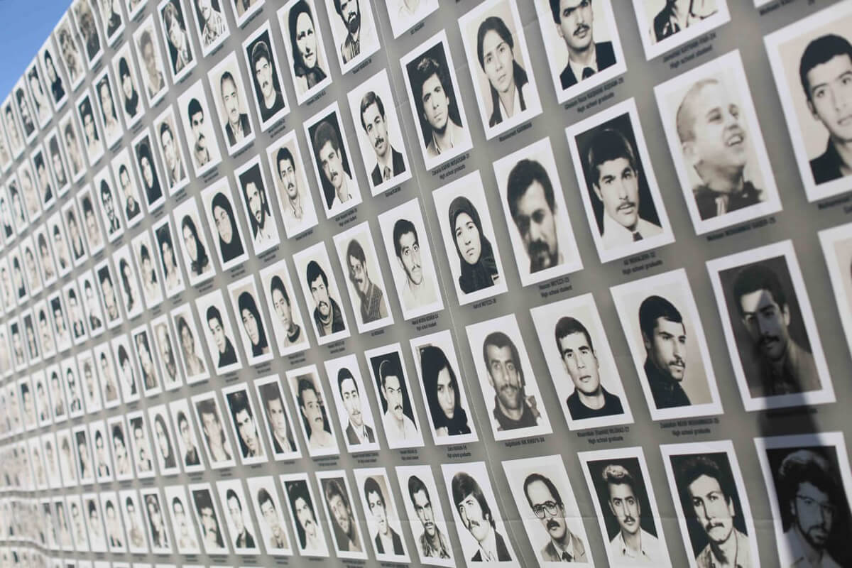 3 Eylül 2016’da, 1988 katliamında hayatını kaybedenlerin adalet arayışı için harekete geçmek için organize edilen özel konferans sırasında çekildi. (Siavosh Hosseini/NurPhoto/Getty Images)