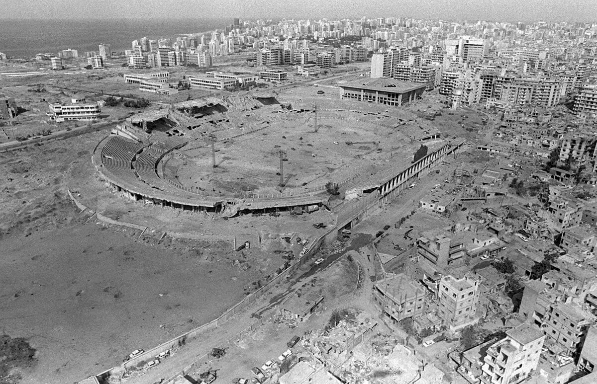 Filistin Kurtuluş Örgütü tarafından İsrail'le çatışmalar esnasında mühimmat ikmal tesisi olarak kullanılan stadyumun havadan görünüşü.