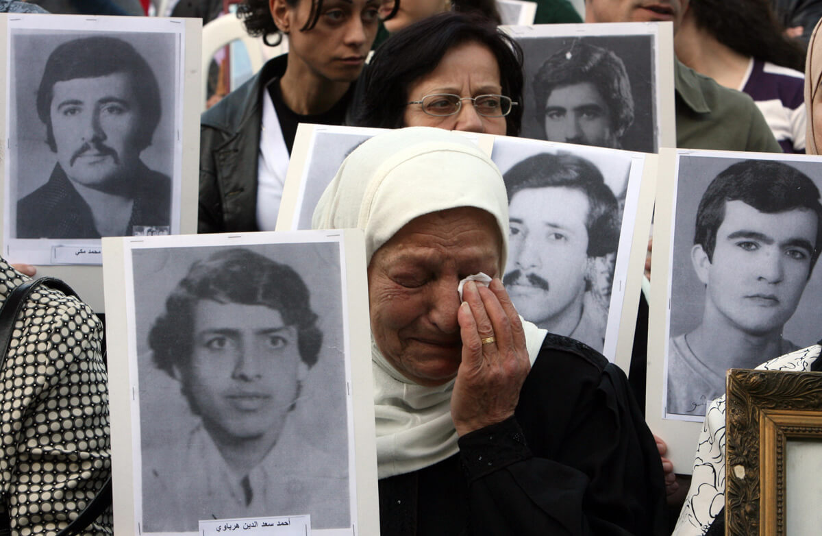 Lübnan İç Savaşı sırasında kaybedilenlerin yakınları, savaşın başlangıcının 34. yılına işaret eden 13 Nisan 2009’da Beyrut’ta bir araya geldi. (AFP/Ramzi Haidar)