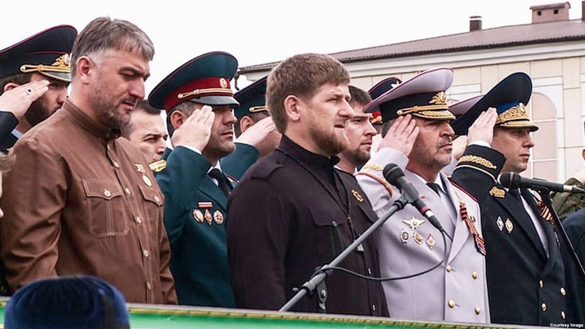 Ramazan Kadirov liderliğindeki Çeçenistan’ı ele alan Manon Loizeau belgeseli Chechnya: War Without Trace’den bir kare.