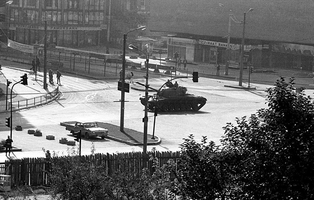 12 Eylül 1980 askerî darbesinden birkaç saat sonra Ankara Kızılay Meydanı. (BROADSHEET.IE)